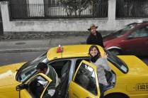 Laura e Rafa pegando o táxi para o aeroporto em Quito, no Equador